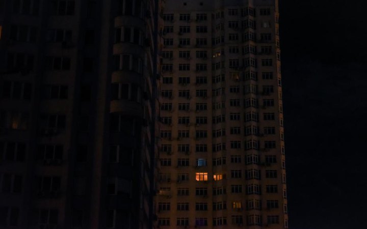 У п’ятницю в Україні світло відключатимуть до трьох черг одночасно