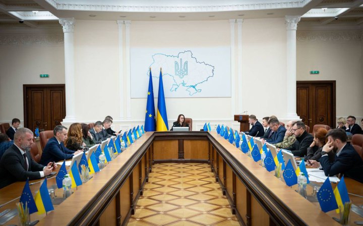 Кабмін вирішив стримати зростання тарифу на передачу електроенергії