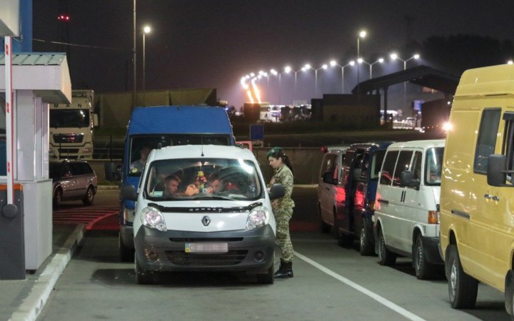 На кордоні з Польщею великі черги з авто і автобусів