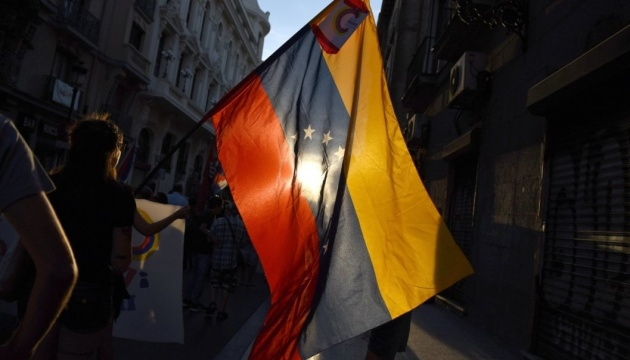 Столиця Венесуели без світла: очевидці заявляють про вибухи та авіацію в небі (оновлено)