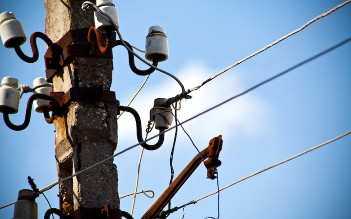 Через нічні обстріли є знеструмлення у чотирьох областях, через негоду – в одній