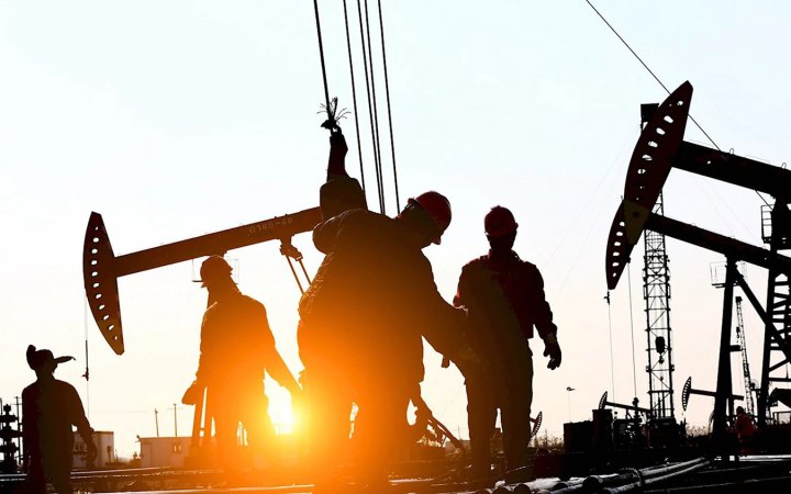 Ціна на нафту впала нижче позначки у 75 доларів за барель