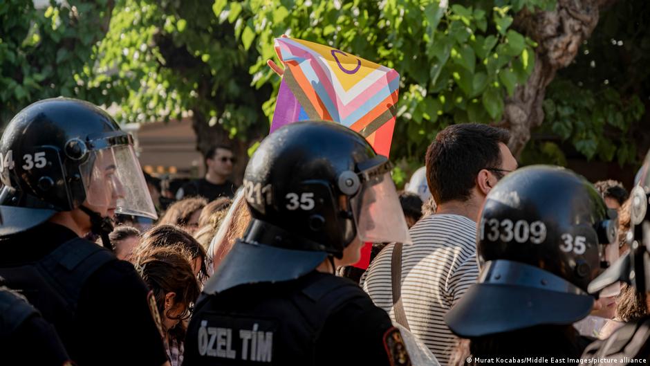 У Туреччині рейди проти ЛГБТ-спільноти: відкрито 162 справи