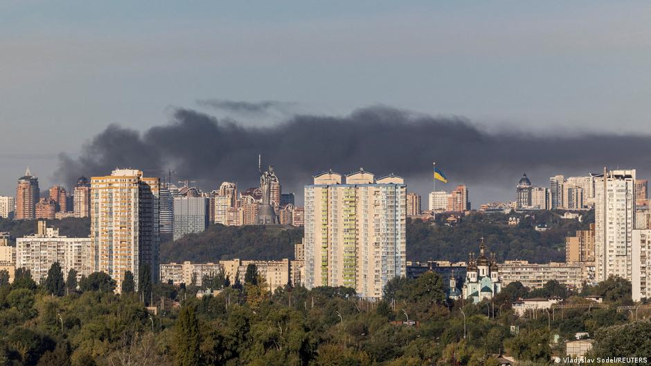 РФ увесь день тероризує Київ: влучання у багатоповерхівку 