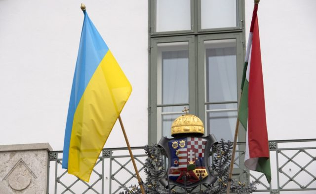 Угорщина продовжить приймати чоловіків призовного віку з України